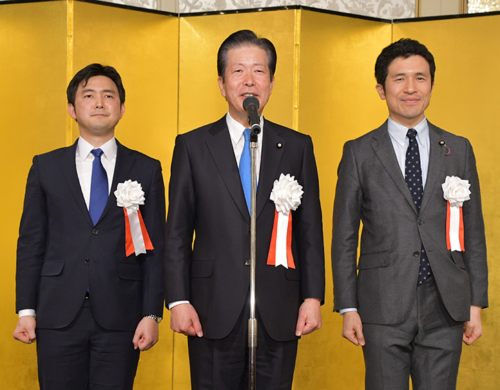 党愛知県本部の賀詞交歓会であいさつする山口代表と、安江（左）、新妻の両氏＝4日　名古屋市