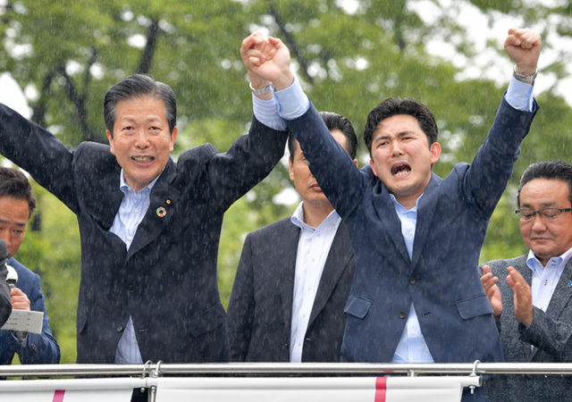 安江氏（右）の勝利へ支援を呼び掛ける山口代表＝9日　名古屋市