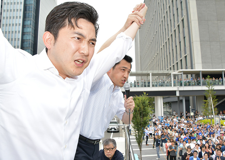 参院選の勝利へ絶大な支援を訴える（左から）安江、三浦の両氏＝23日　名古屋市