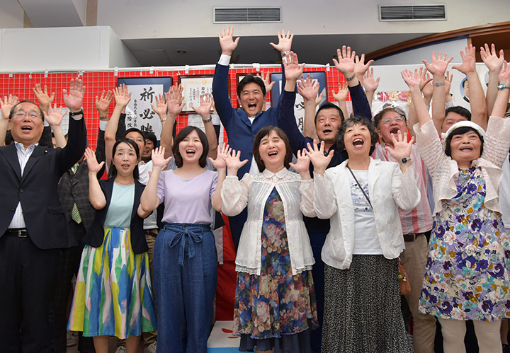 大混戦の愛知選挙区で初当選した安江伸夫氏と歓喜に沸く党員、支持者ら＝21日　名古屋市