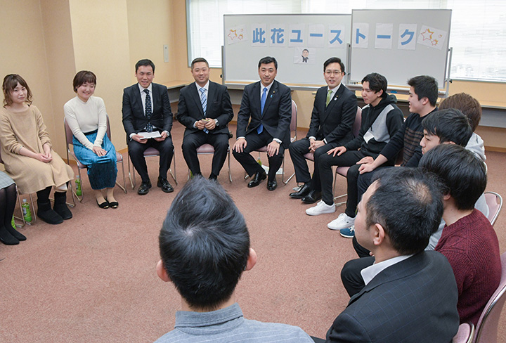 三浦信祐青年局長（左から５人目）、杉久武青年副委員長（右隣）らが出席したユース・トーク・ミーティング＝大阪市