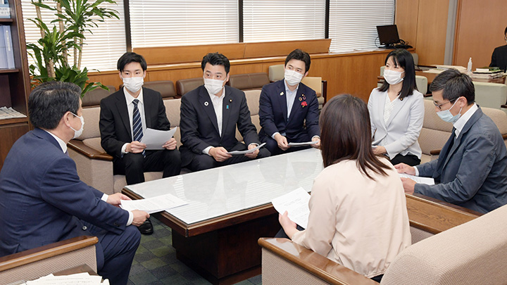 稲津副大臣（左端）に要望する三浦青年局長（左から3人目）ら＝8日　厚労省