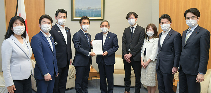 菅官房長官（中央）に緊急提言を申し入れる矢倉青年委員長（左隣）ら＝21日　首相官邸