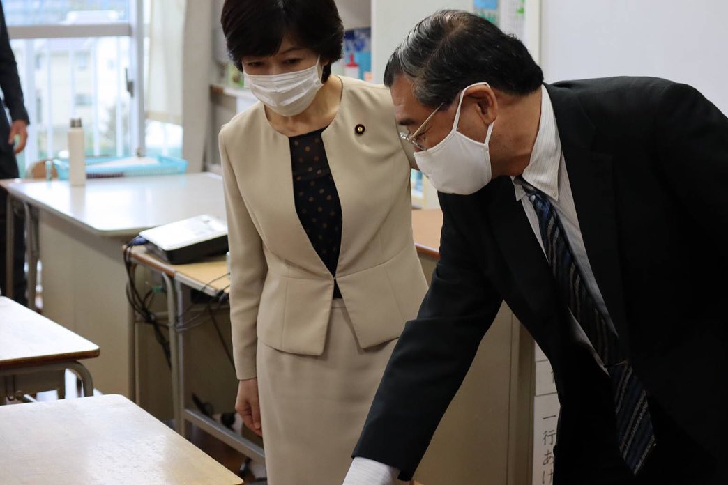 鰐淵洋子文部科学大臣政務官が春日井市の小学校を視察