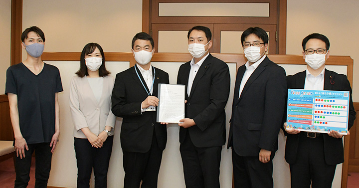 村井知事（中央左）に政策提言を行う（右隣から）遠藤、佐々木の両氏ら＝2日　宮城県庁