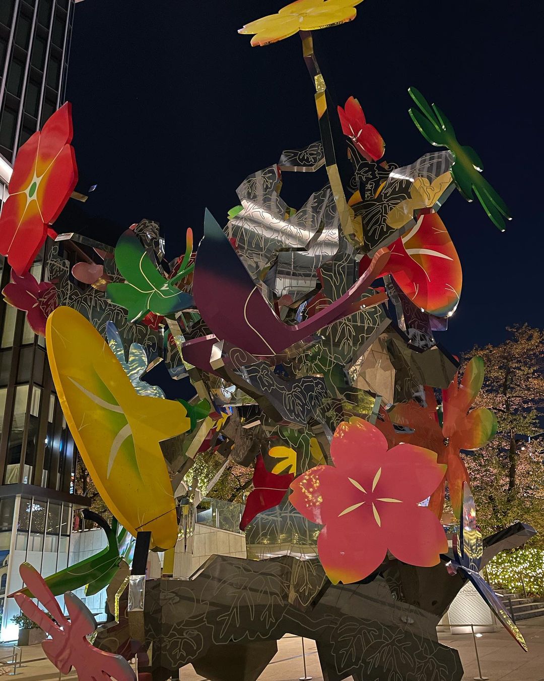 紀尾井町ガーデンテラスの花のオブジェ
