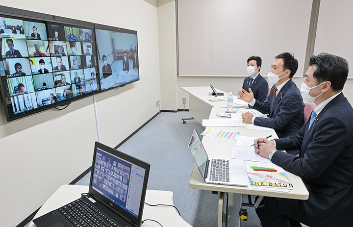 全国青年局長会議であいさつする矢倉委員長（右から2人目）＝6日　党本部