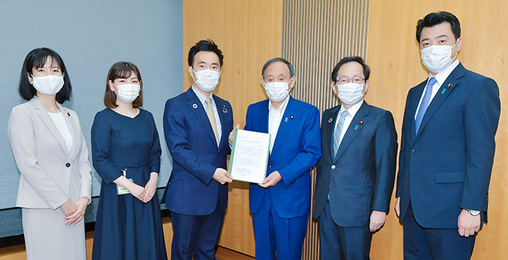 当時の菅首相（中央右）に政策提言を手渡す矢倉青年委員長（左隣）ら＝2021年6月　首相官邸
