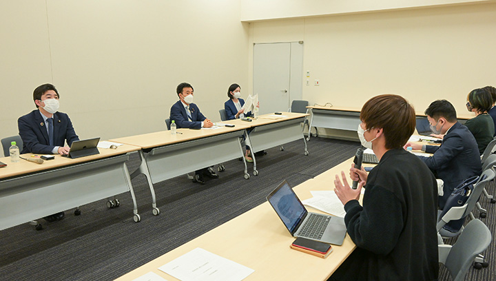 若者政策に関して大学生らと議論する矢倉委員長（奥左から2人目）ら＝19日　参院議員会館