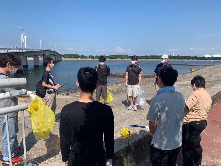 知多市の新舞子海岸を清掃