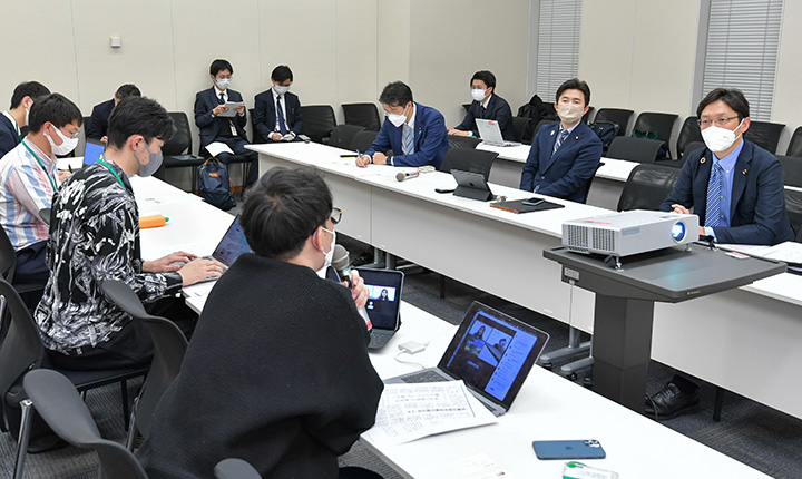 日本若者協議会の学生らと意見交換する（右から）高橋局長代理、安江局長ら＝9日　衆院第1議員会館