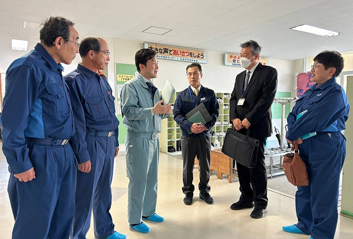 町立松波中学校を視察する安江政務官（左から3人目）ら＝15日　石川・能登町