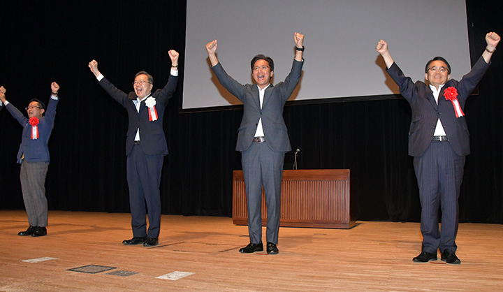 党愛知県本部の政経セミナーで支援を呼び掛ける斉藤国交相（左から2人目）と犬飼氏（右隣）、大村県知事（右端）、丹羽・自民党県連会長＝9日　名古屋市