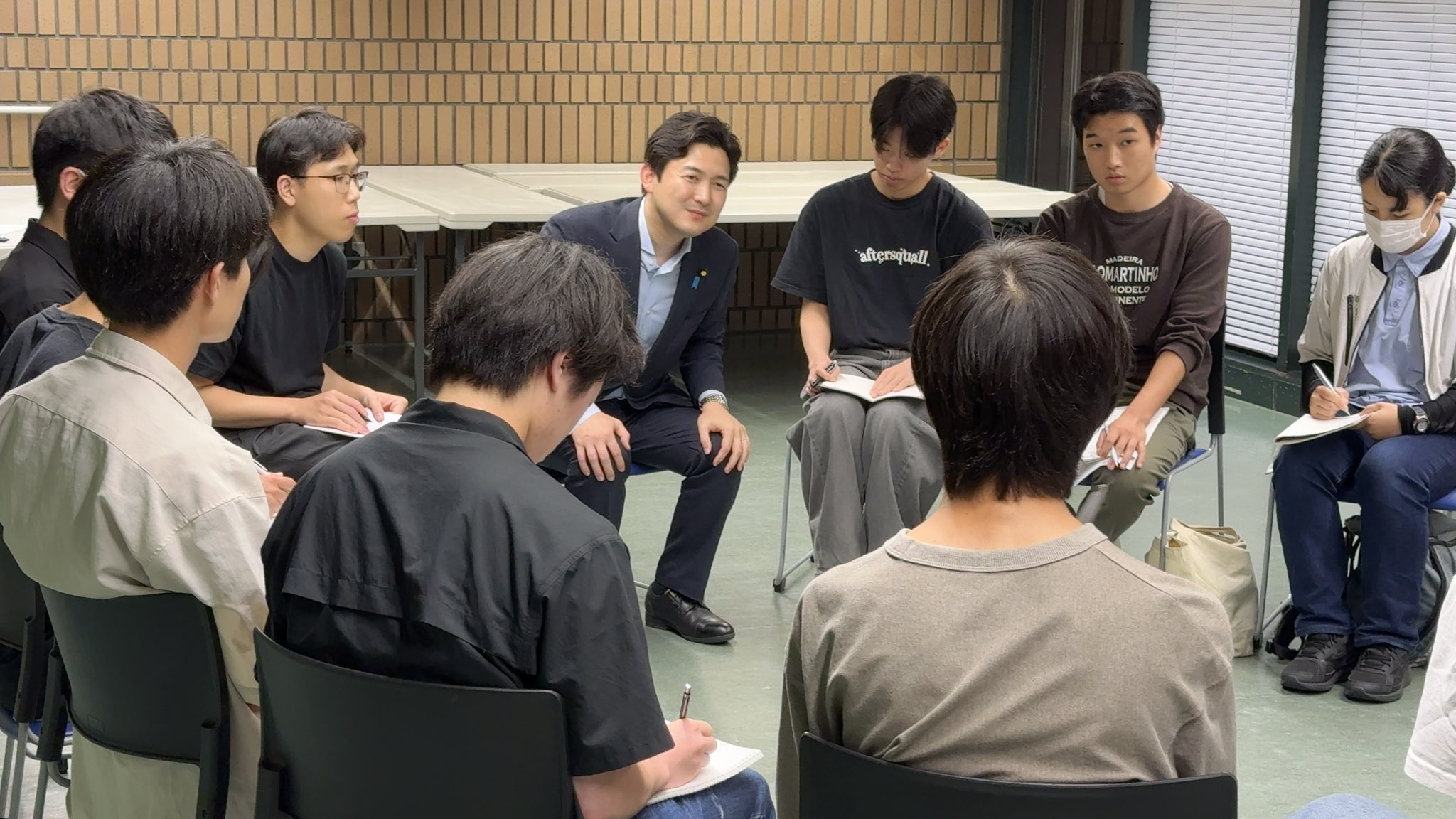 愛知学院大学の学生16人と懇談