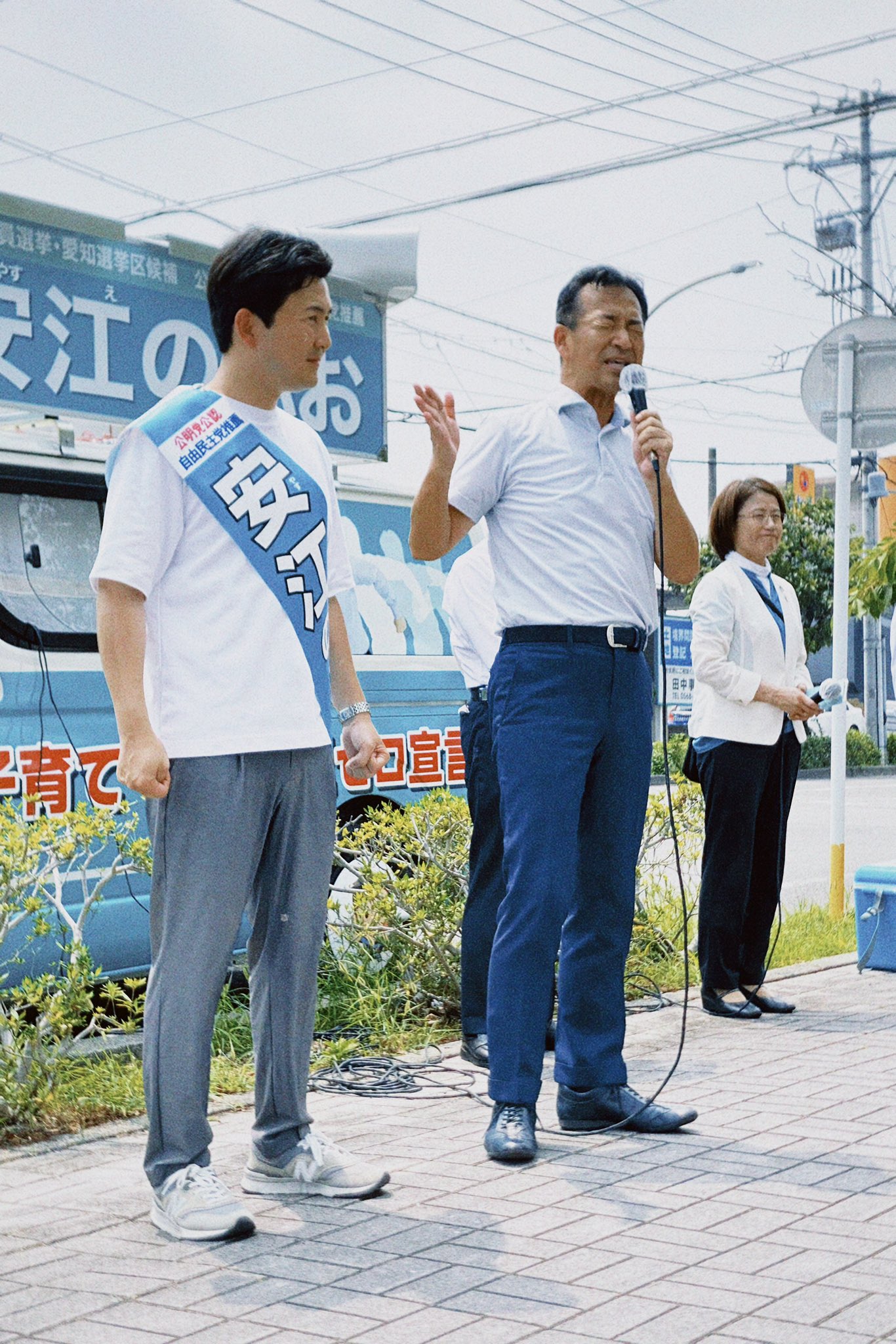 岡本みつなり政調会長と共に