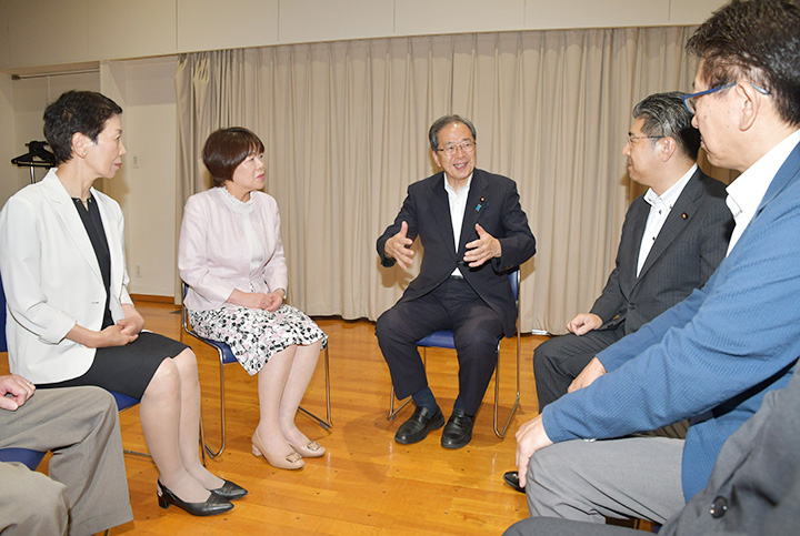党愛知県本部の議員と懇談する斉藤代表(中央)=3日 名古屋市